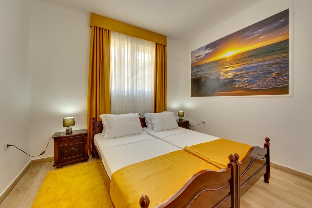 Hotel Akapulco Sutomore Bagian luar foto